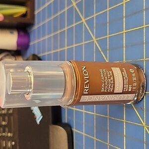 Revlon Skin-Caring Foundation - Shade 30ml Bottle New 601 Soft Nutmeg
